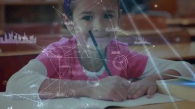 Sınıftaki liseli kız üzerinden bağlantı ağlarının animasyonu. küresel eğitim, dijital arayüz ve bağlantılar dijital olarak oluşturulmuş video konsepti.