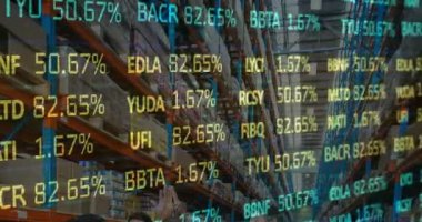 Boş bir depoda veri işleme animasyonu. küresel sevkiyat, dağıtım ve bağlantılar konsepti dijital olarak oluşturulmuş video.