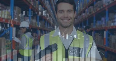 Depoda çalışan kadın ve erkeğin istatistik ve mali veri işleme animasyonları. küresel gönderim ve bağlantılar konsepti dijital olarak oluşturulmuş video.