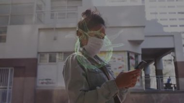 Yüz maskeli bir kadının üzerinde hareket eden kovid 19 hücrenin animasyonu. küresel covid 19 salgın hastalık ve sağlık hizmetleri konsepti dijital olarak oluşturulmuş video.