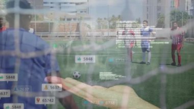 Sosyal medya simgelerinin canlandırılması, el ele tutuşmalar, futbol oyuncuları üzerinde veri işleme. küresel sosyal medya, bağlantılar ve dijital arayüz konsepti dijital olarak oluşturulmuş video.