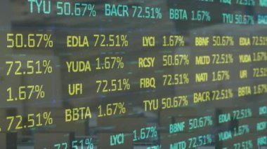 Depodaki taşıma bantlarındaki karton kutuların üzerinde finansal veri işleme animasyonu. küresel gönderim ve bağlantılar konsepti dijital olarak oluşturulmuş video.