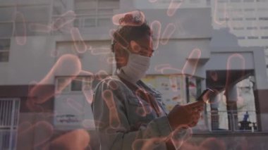 Yüz maskeli bir kadının üzerinde hareket eden kovid 19 hücrenin animasyonu. küresel covid 19 salgın hastalık ve sağlık hizmetleri konsepti dijital olarak oluşturulmuş video.