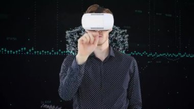 VR kulaklık takmış bir adamın veri işleme arayüzünü kullanarak animasyonu. küresel iş iletişimi, veri ve dijital arayüz kavramı dijital olarak oluşturulmuş video.