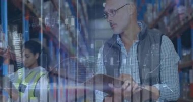 Depoda çalışan kadın ve erkeğin istatistik ve mali veri işleme animasyonları. küresel gönderim ve bağlantılar konsepti dijital olarak oluşturulmuş video.