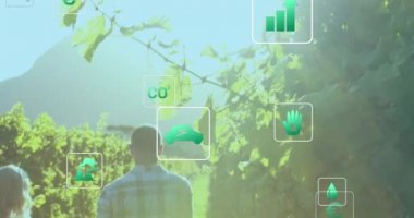 Dijital eko ve yeşil enerji ikonlarının sahada el ele tutuşan insanlar üzerinde canlandırılması. küresel çevre, yeşil enerji ve dijital arayüz konsepti dijital olarak oluşturulmuş video.