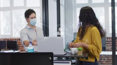 Ofisteki iş adamları üzerinden bağlantı ağının animasyonu. küresel iş, bağlantılar, veri işleme ve teknoloji konsepti dijital olarak oluşturulmuş video.
