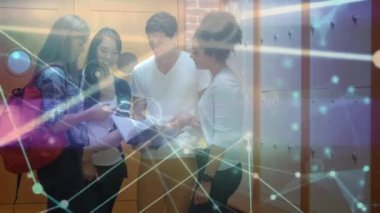 Kolejdeki öğrenciler üzerinden bağlantı ağlarının animasyonu. küresel eğitim ve bağlantılar konsepti dijital olarak oluşturulmuş video.