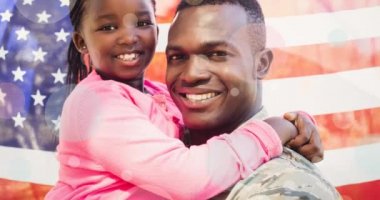 Kızını Amerikan bayrağından iten erkek askerin animasyonu. Vatanseverlik ve kutlama konsepti dijital olarak oluşturulmuş video.