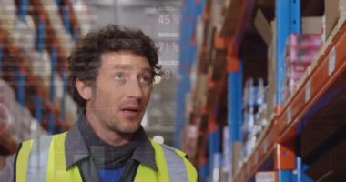 Depoda çalışan adamın veri işleme animasyonu. küresel sevkiyat, dağıtım ve bağlantılar konsepti dijital olarak oluşturulmuş video.