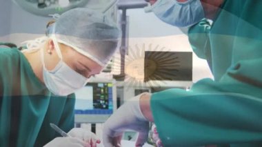 Arjantin bayrağının maskeli cerrahların üzerinde sallanmasının animasyonu. küresel covid 19 salgın hastalık ve sağlık hizmetleri konsepti dijital olarak oluşturulmuş video.