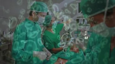 Ameliyat sırasında doktorların üzerinde dolaşan virüs hücrelerinin animasyonu. küresel covid 19 salgın konsepti dijital olarak oluşturulmuş video.