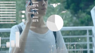 Akıllı telefon kullanan adamın istatistik ve veri işleme animasyonu. Dijital arayüz, bağlantılar ve teknoloji konsepti dijital olarak oluşturuldu.