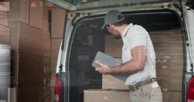 Kutuları arabaya koyan adamın veri işleme animasyonu. küresel sevkiyat, dağıtım ve bağlantılar konsepti dijital olarak oluşturulmuş video.