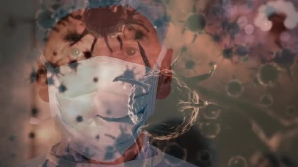 Animacja Komórek Wirusa Unoszących Się Nad Męskim Lekarzem Podczas Operacji — Wideo stockowe