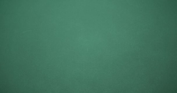 Анімація Декількох Падінь Залишається Природним Текстом Логотипами Листя Темно Зеленому — стокове відео