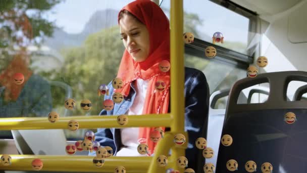 Анімація Падаючих Піктограм Соціальних Мереж Емоїдів Над Жінкою Хіджабі Допомогою — стокове відео