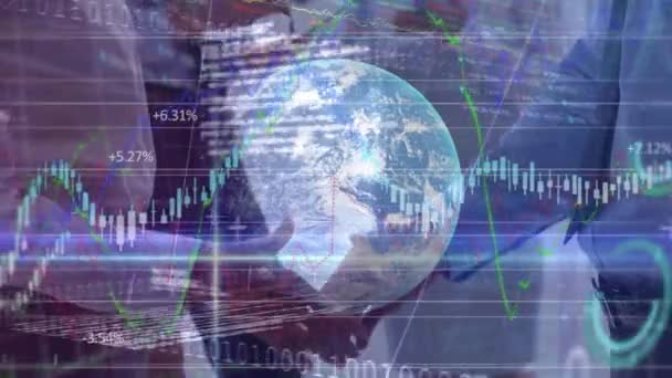 Animação Processamento Dados Financeiros Globo Sobre Pessoas Negócios Apertando Mãos — Vídeo de Stock