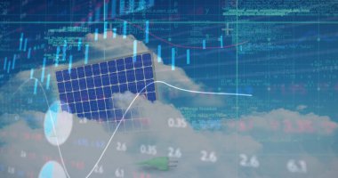 Mavi gökyüzündeki bulutlara karşı güneş paneli üzerinden finansal veri işleme. küresel finansman ve yenilenebilir enerji kavramı