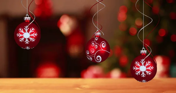 Εικόνα Από Κόκκινα Στολίδια Χριστουγεννιάτικη Διακόσμηση Αναβοσβήνει Νεράιδα Φώτα Στο — Φωτογραφία Αρχείου