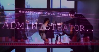 Ofisteki iş adamları üzerinde veri işleme animasyonu. küresel sosyal medya, bağlantılar ve dijital arayüz konsepti dijital olarak oluşturulmuş video.