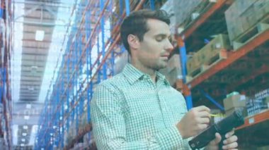 Erkek depo çalışanı üzerinde ikili kodlama animasyonu. küresel gönderim ve bağlantılar konsepti dijital olarak oluşturulmuş video.