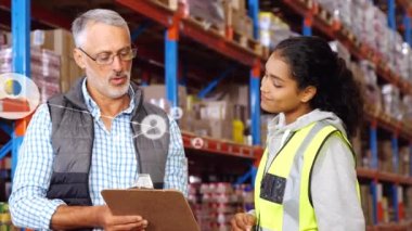 Depoda çalışan insanlar üzerindeki simgelerle bağlantılı ağların animasyonu. küresel gönderim ve bağlantılar konsepti dijital olarak oluşturulmuş video.