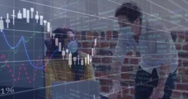 Yüz maskesi takan insanların finansal veri işleme animasyonları. covid 19 salgın konsepti dijital olarak üretilen video konsepti sırasında küresel iş, finans, bağlantılar ve dijital arayüz.