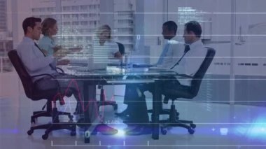 Ofisteki toplantı sırasında iş adamlarının finansal veri işleme animasyonu. küresel iş, finans, bağlantılar ve dijital arayüz konsepti dijital olarak oluşturulmuş video.
