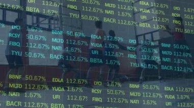 Basketbolcular üzerinde veri işleme animasyonu. global spor, dijital arayüz ve veri işleme kavramı dijital olarak oluşturulmuş video.