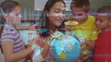 Sınıfta dünyaya bakan okul çocukları ve öğretmenler arasında veri işleme animasyonu. küresel eğitim, dijital arayüz ve bağlantılar dijital olarak oluşturulmuş video konsepti.