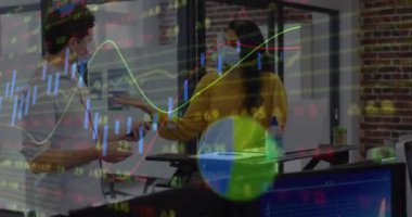 Yüz maskesi takan insanların finansal veri işleme animasyonları. covid 19 salgın konsepti dijital olarak üretilen video konsepti sırasında küresel iş, finans, bağlantılar ve dijital arayüz.