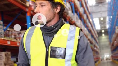 Depoda çalışan adamın üzerindeki ikonlarla olan bağlantıların animasyonu. küresel gönderim ve bağlantılar konsepti dijital olarak oluşturulmuş video.