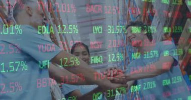 Depoda kadın ve erkeklerin el ele dizilmesiyle ilgili istatistik ve mali veri işleme animasyonları. küresel gönderim ve bağlantılar konsepti dijital olarak oluşturulmuş video.