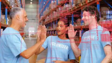 Depoda çalışan farklı insanların veri işleme animasyonları. küresel sevkiyat, dağıtım ve bağlantılar konsepti dijital olarak oluşturulmuş video.