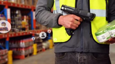 Depoda çalışan adamın üzerindeki ikonlarla olan bağlantıların animasyonu. küresel gönderim ve bağlantılar konsepti dijital olarak oluşturulmuş video.