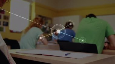 Öğrencilerin öğrenmesi üzerine bağlantı ağının animasyonu. küresel eğitim, dijital arayüz ve bağlantılar dijital olarak oluşturulmuş video konsepti.