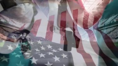 Maskeli cerrahların üzerinde sallanan Amerikan bayrağının animasyonu. küresel covid 19 salgın hastalık ve sağlık hizmetleri konsepti dijital olarak oluşturulmuş video.