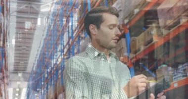 Depoda çalışan adamın veri işleme animasyonu. küresel sevkiyat, dağıtım ve bağlantılar konsepti dijital olarak oluşturulmuş video.