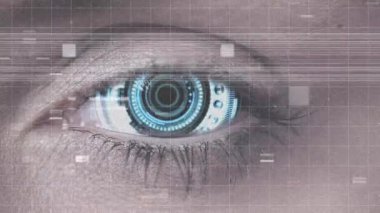 Kadın gözü üzerinden veri işleme animasyonu. küresel veri işleme, teknoloji ve bağlantılar konsepti dijital olarak oluşturulmuş video.