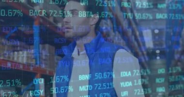 Depoda çalışan adamın finansal veri işleme animasyonu. küresel gönderim ve bağlantılar konsepti dijital olarak oluşturulmuş video.