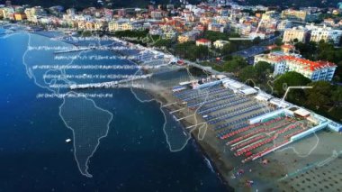 İHA üzerindeki bağlantı ağının şehir manzarası üzerindeki parsel ile animasyonu. küresel gönderim, iş, dijital arayüz, teknoloji ve ağ konsepti dijital olarak oluşturulmuş video.