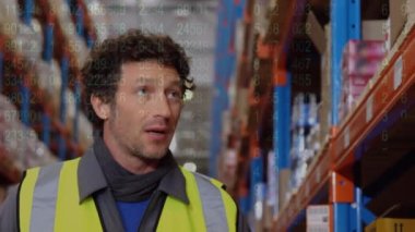 Erkek depo çalışanı üzerinde veri işleme animasyonu. küresel gönderim ve bağlantılar konsepti dijital olarak oluşturulmuş video.