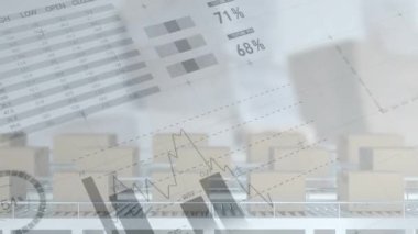 Depodaki taşıma bantlarındaki karton kutuların üzerinden geçen istatistiklerin animasyonu. küresel gönderim ve bağlantılar konsepti dijital olarak oluşturulmuş video.