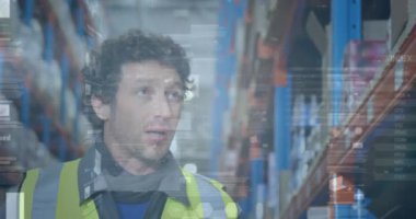 Depoda çalışan adamın istatistik ve mali veri işleme animasyonu. küresel gönderim ve bağlantılar konsepti dijital olarak oluşturulmuş video.