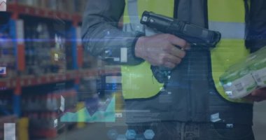 Depoda çalışan adamın istatistik ve mali veri işleme animasyonu. küresel gönderim ve bağlantılar konsepti dijital olarak oluşturulmuş video.