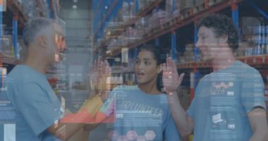 Depoda beşlik çakan kadın ve erkeklerle ilgili istatistiklerin ve finansal veri işlemlerinin animasyonu. küresel gönderim ve bağlantılar konsepti dijital olarak oluşturulmuş video.