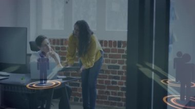 Ofisteki iş adamları üzerinden bağlantı ağının animasyonu. küresel iş, bağlantılar, veri işleme ve teknoloji konsepti dijital olarak oluşturulmuş video.