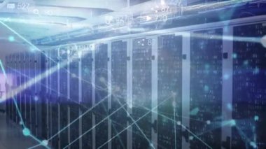 Sunucu odasındaki bağlantı ağının animasyonu. küresel dijital arayüz, teknoloji ve bağlantılar konsepti dijital olarak oluşturulmuş video.