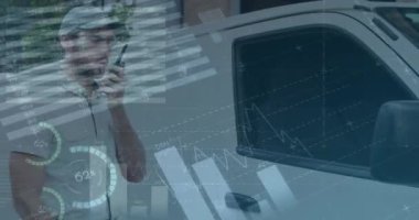 Arabadan inen adamın veri işleme animasyonu. küresel sevkiyat, dağıtım ve bağlantılar konsepti dijital olarak oluşturulmuş video.